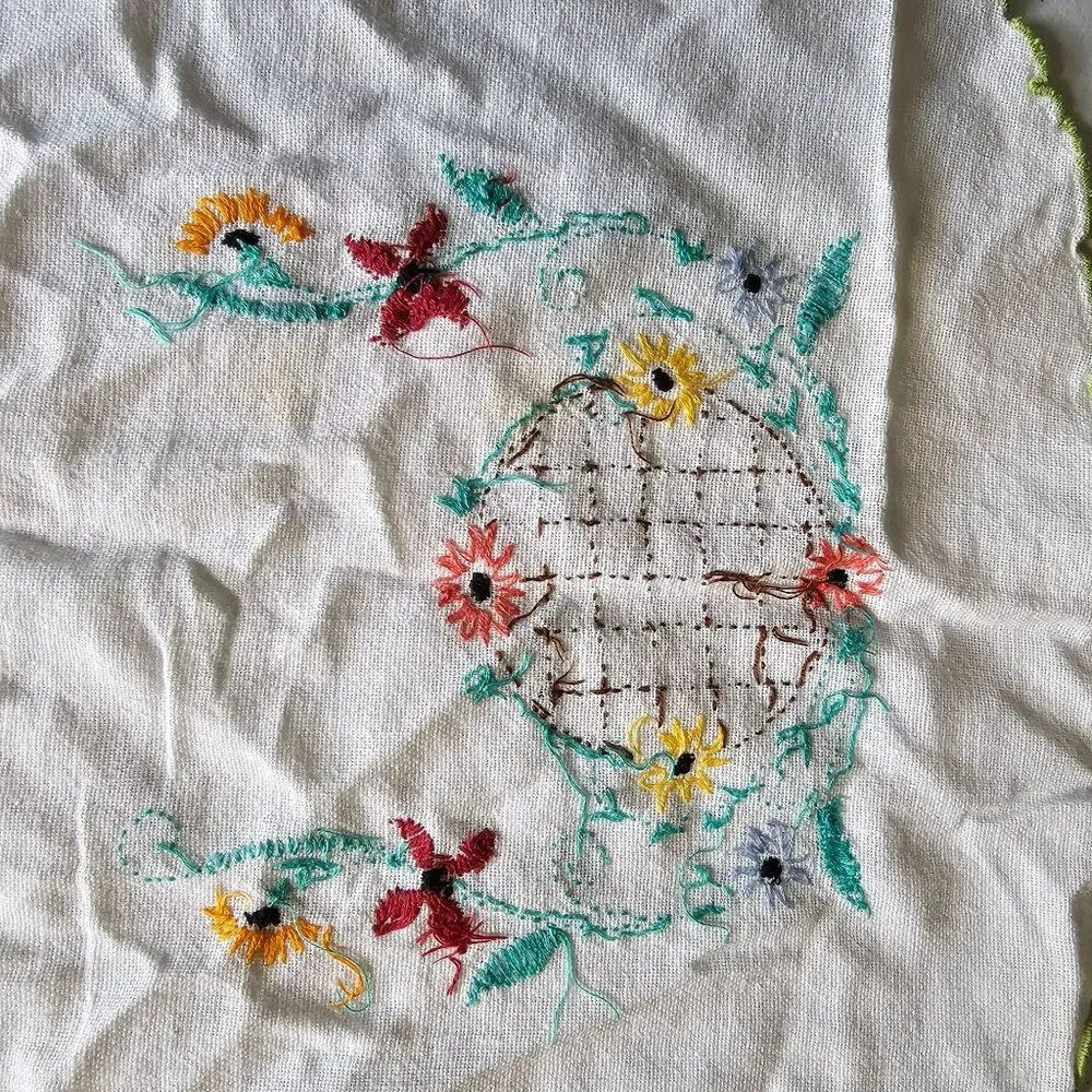 Vintage Floral Hand Embroidered Table Runner table Cloth 11.5 x 34 in
